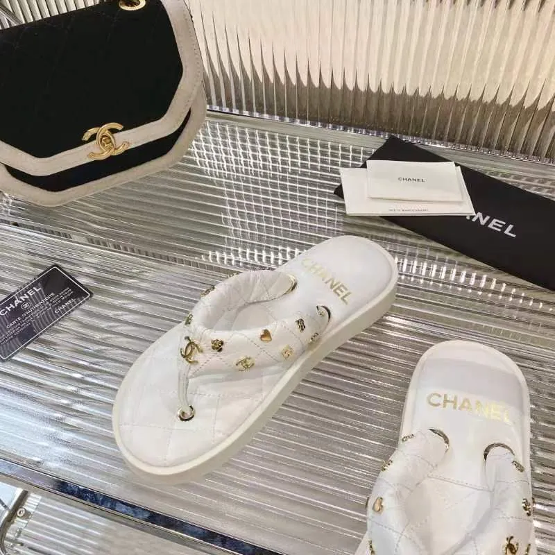 👟👟Ex-factory price 460👟👟 CHANEL 2022SS C Jia Xiaoxiang new summer bread slippers flip-flops flip-flops beach sandals original 7100 purchase development production Xiaoxiang 2023 summer hot style bread slippers irresistibly cute! The color of macarons and ice cream combined with the chubby figure is like stepping on bread or clouds ☁️Super strong wrapping feeling!  Fabric: Original customized super soft sheepskin Lining: Original customized super soft sheepskin Sole: Exclusive molded ultra-light foam outsole Sole thickness: 2CM Size: 35-40